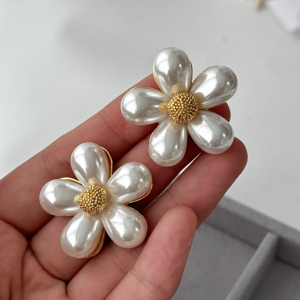 Pearl flower earrings