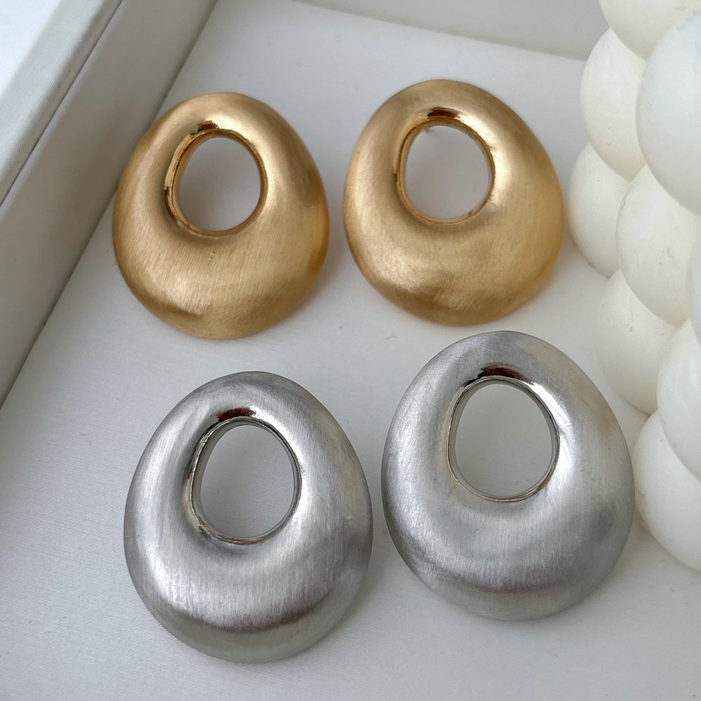 Metal waterdrop earrings