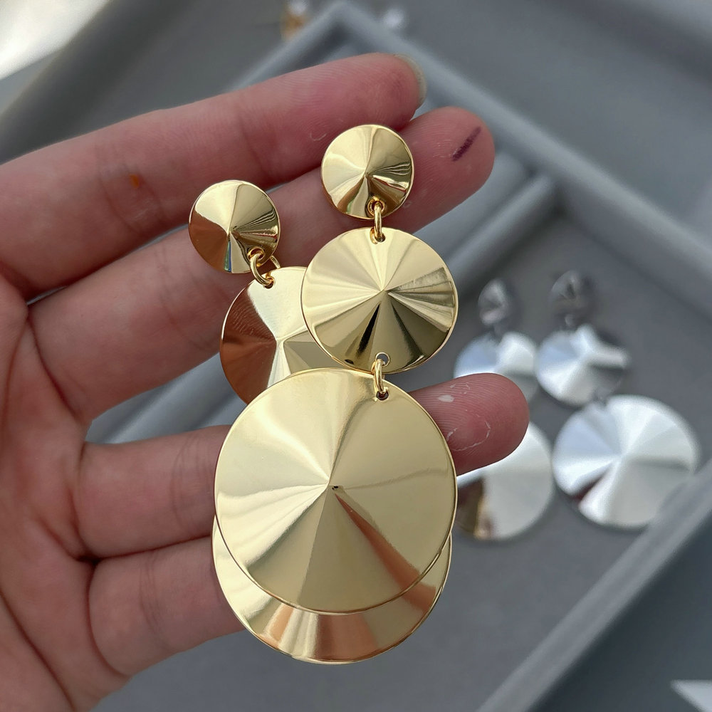 Metal round shape earrings