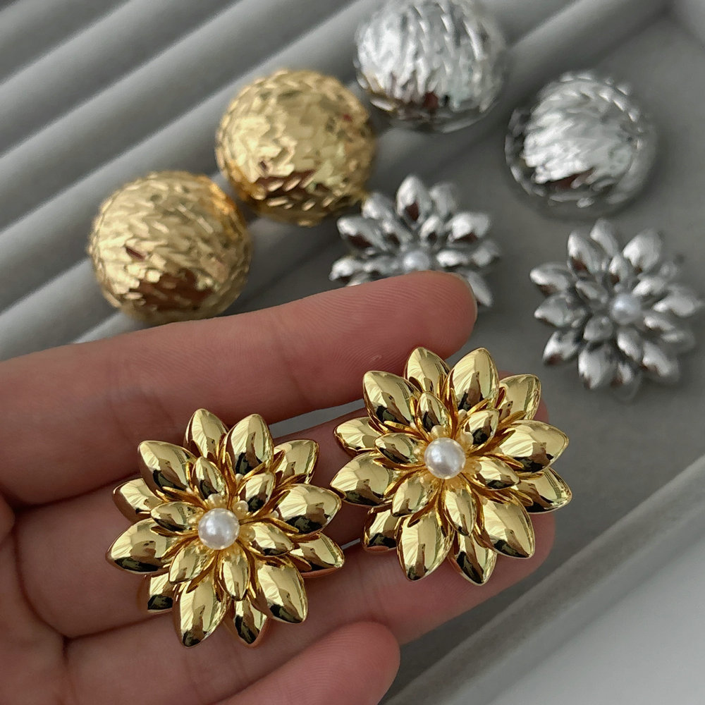 Metal flower round shape earrings