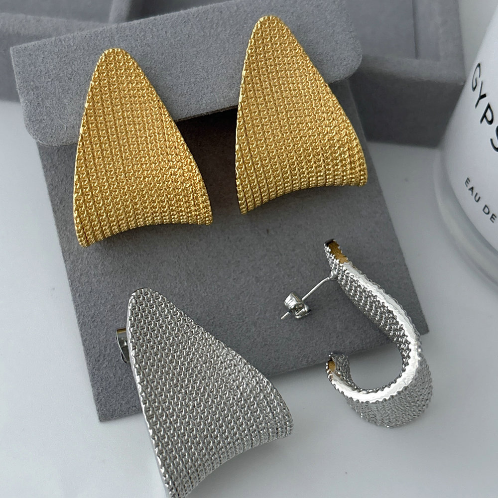 Metal triangle earrings