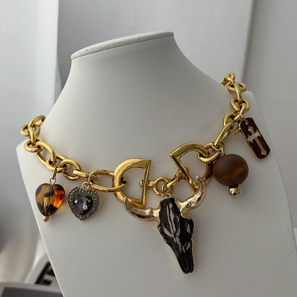 Chunky chain necklace with horn pendant