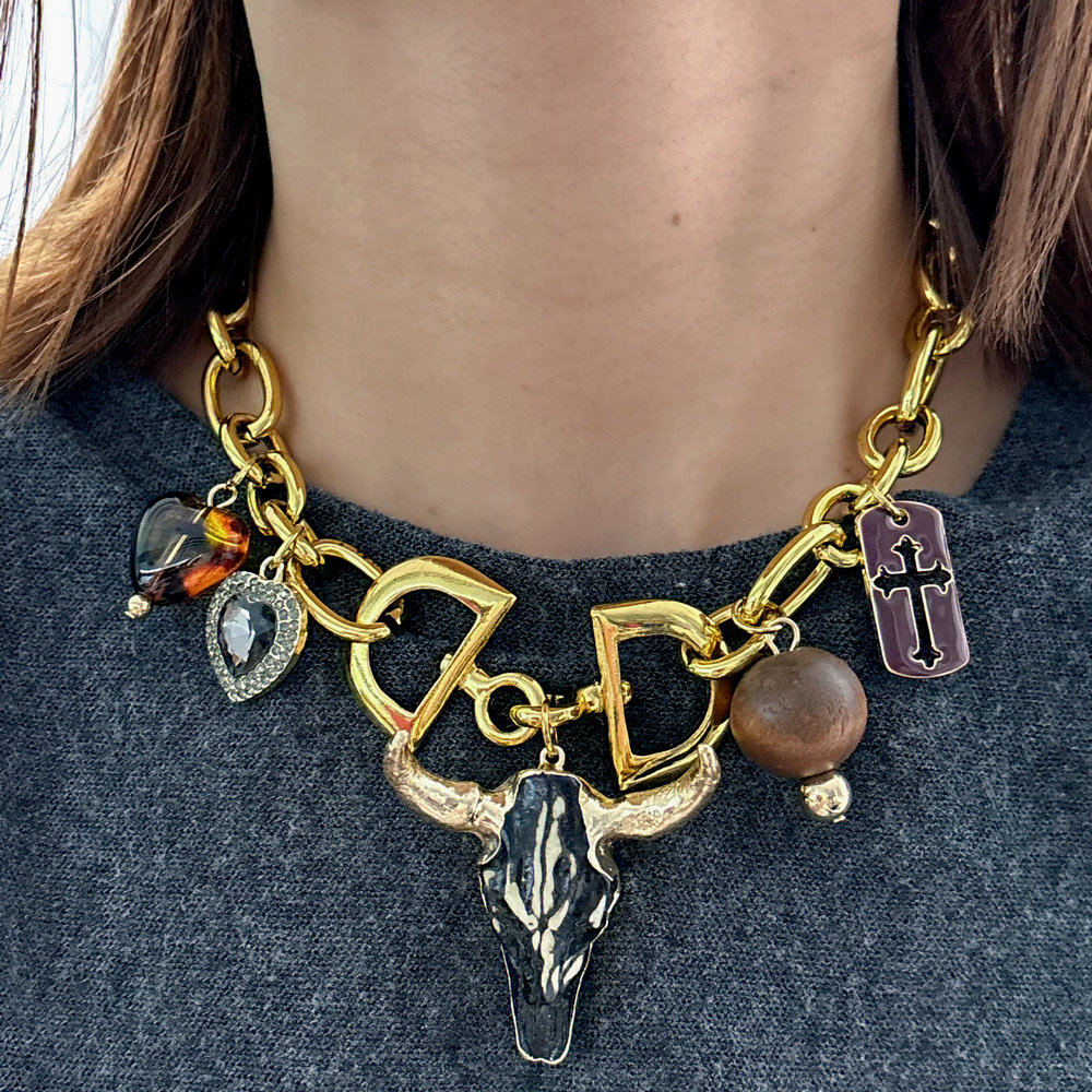 Chunky chain necklace with horn pendant