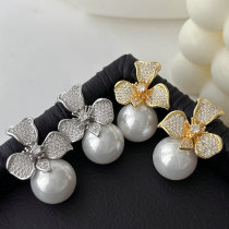 Pearl flower earrings