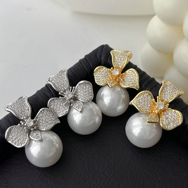 Pearl flower earrings