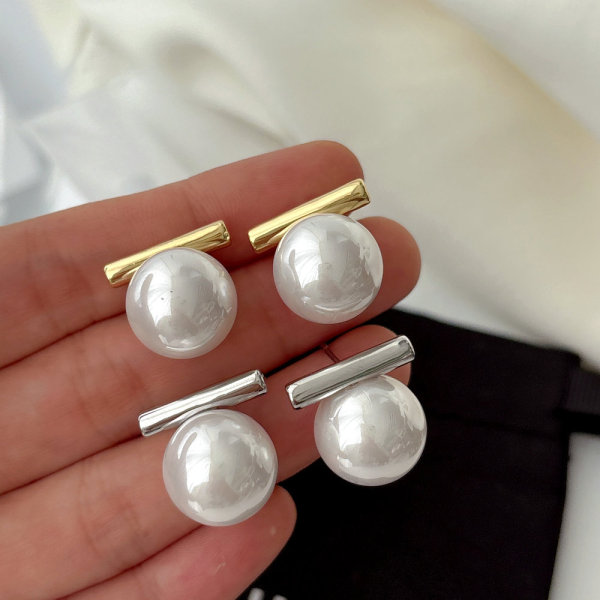 Simple pearl earrings