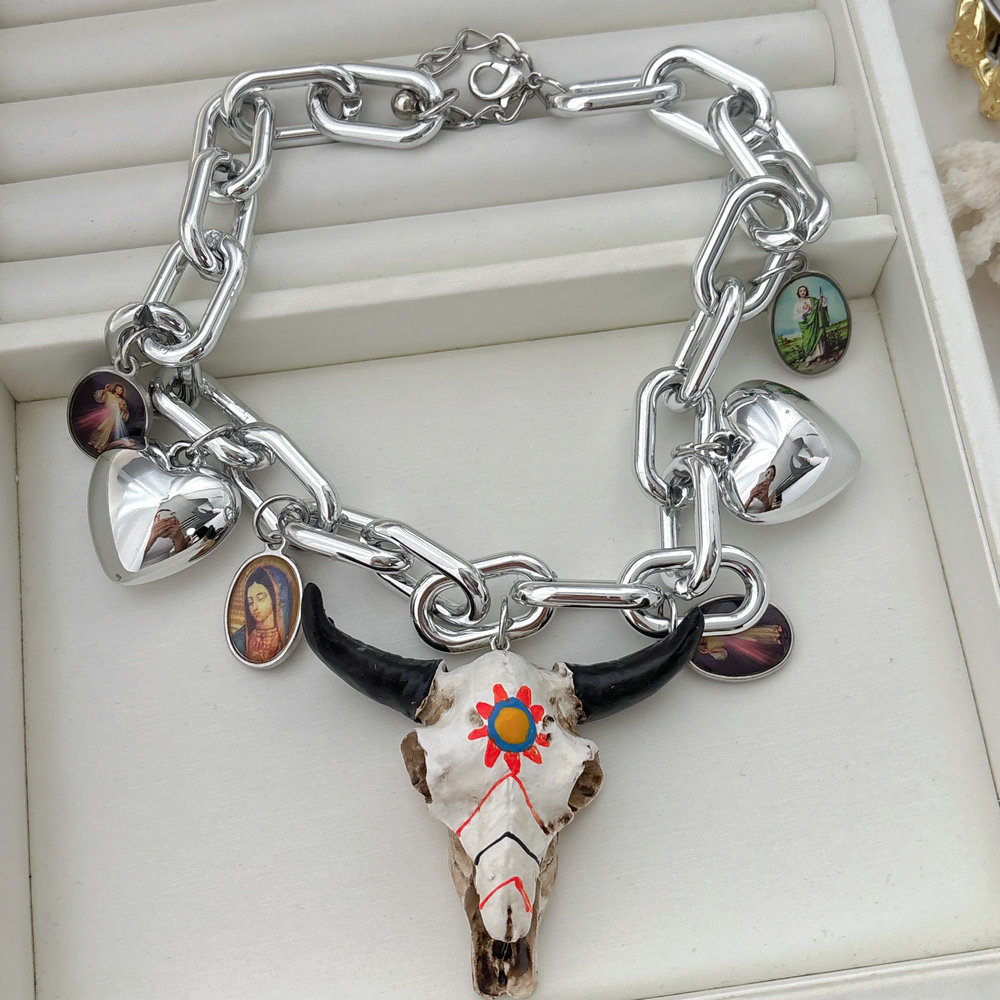 Bull pendant aylic necklace