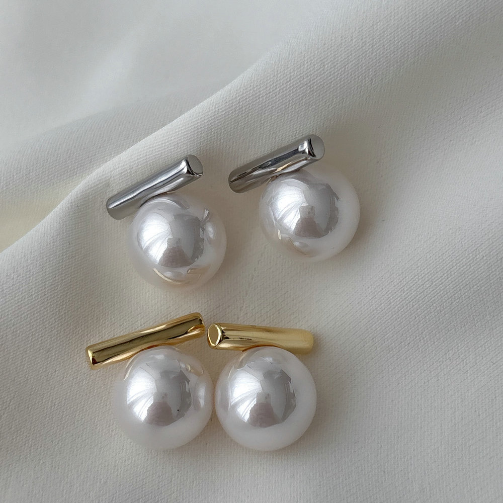Simple pearl earrings