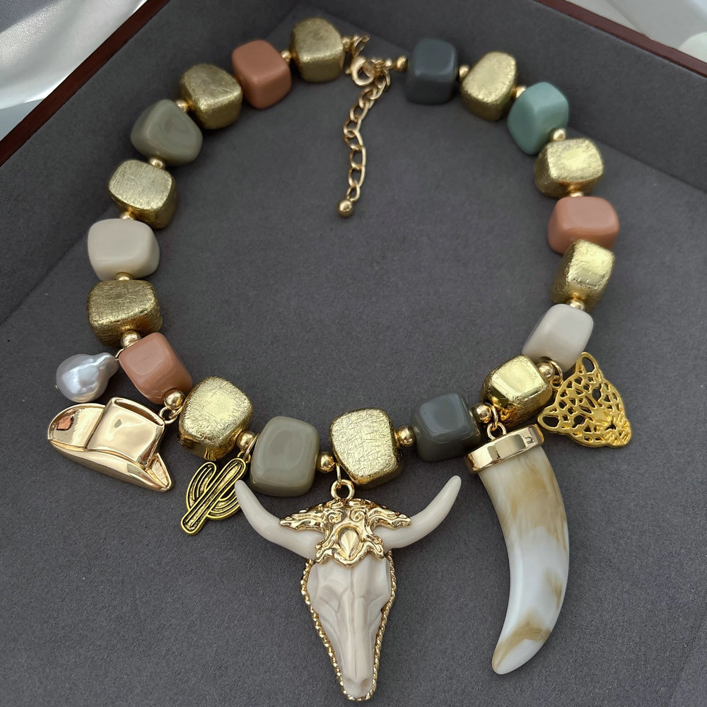 Chunky bull necklace