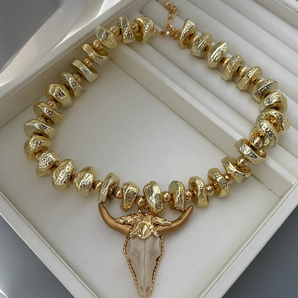 Chunky bull necklace