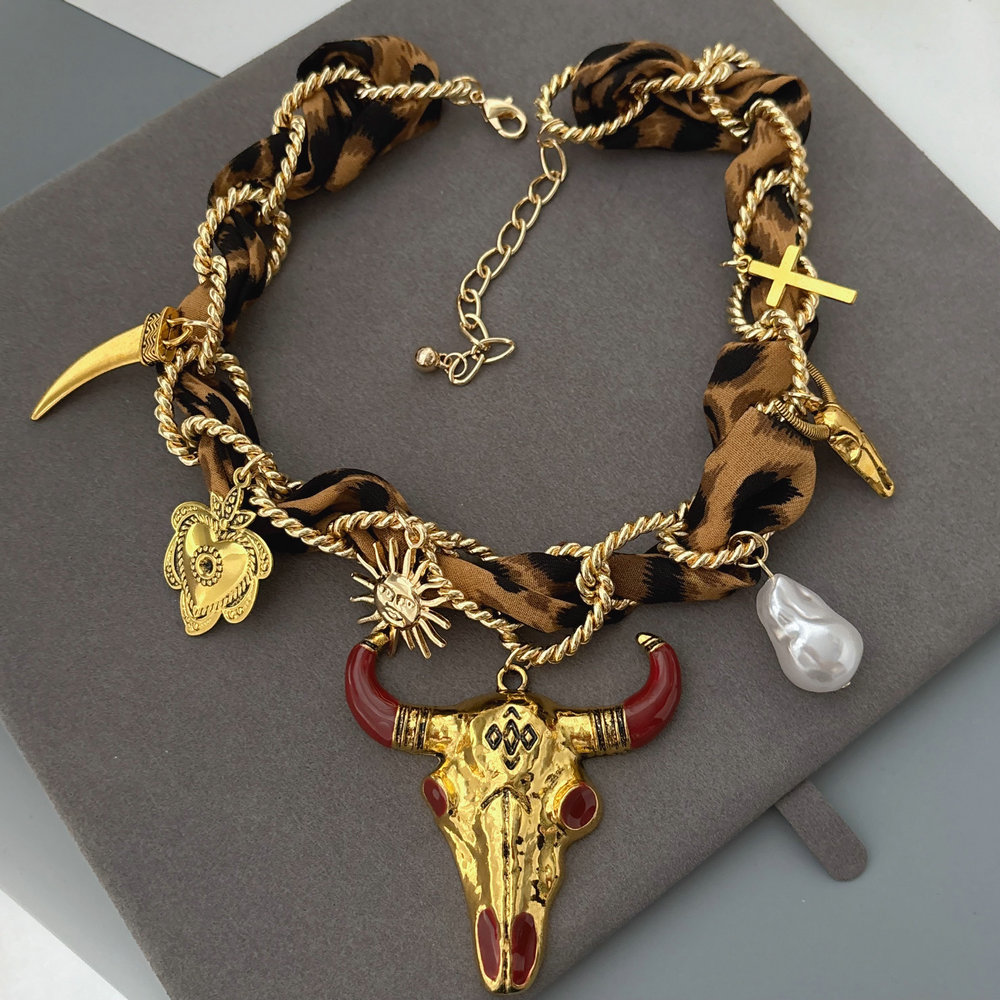 Chunky bull necklace