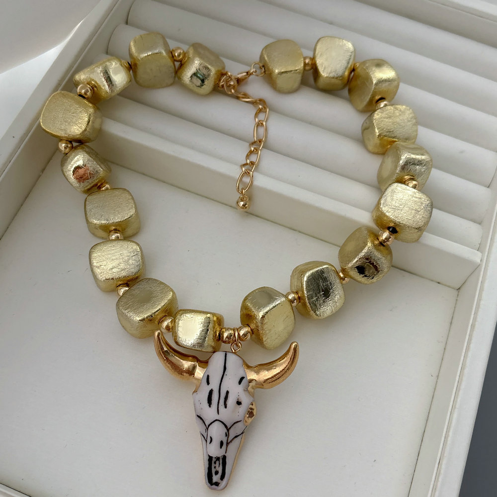 Bull pendant beaded necklace