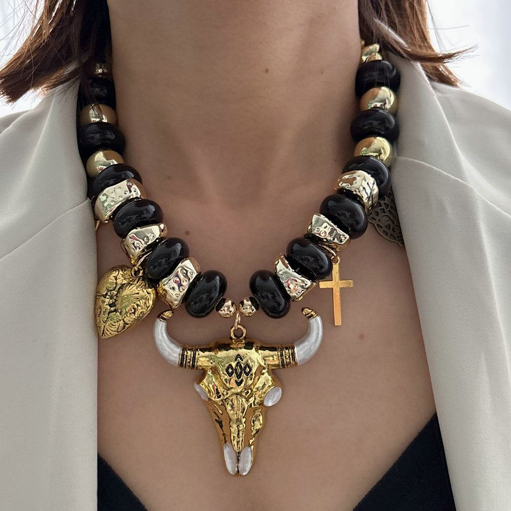 Chunky bull black beaded necklace