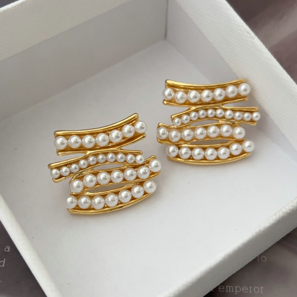Pearl bar earrings