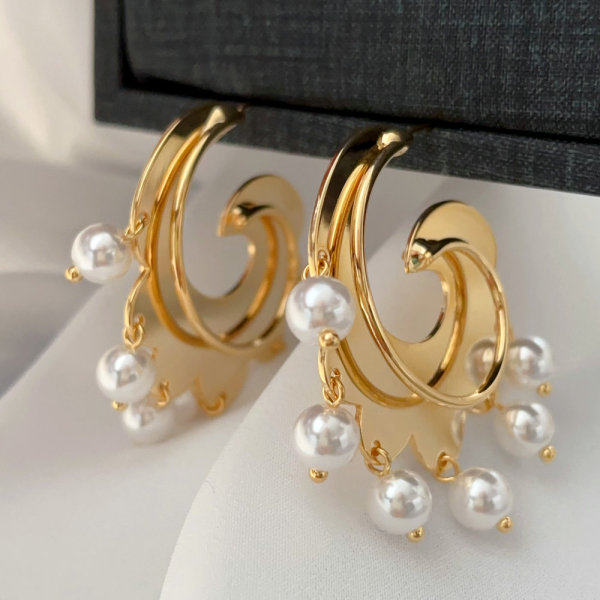 Pearl drop earrings