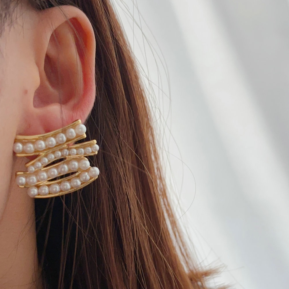 Pearl bar earrings