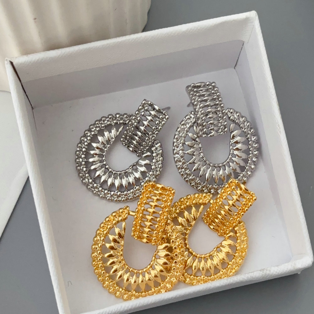Metal fashion earrings