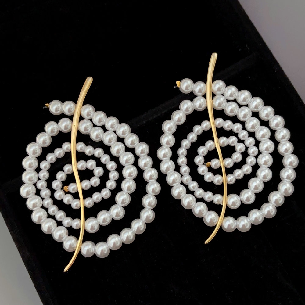 Glass pearl earrings