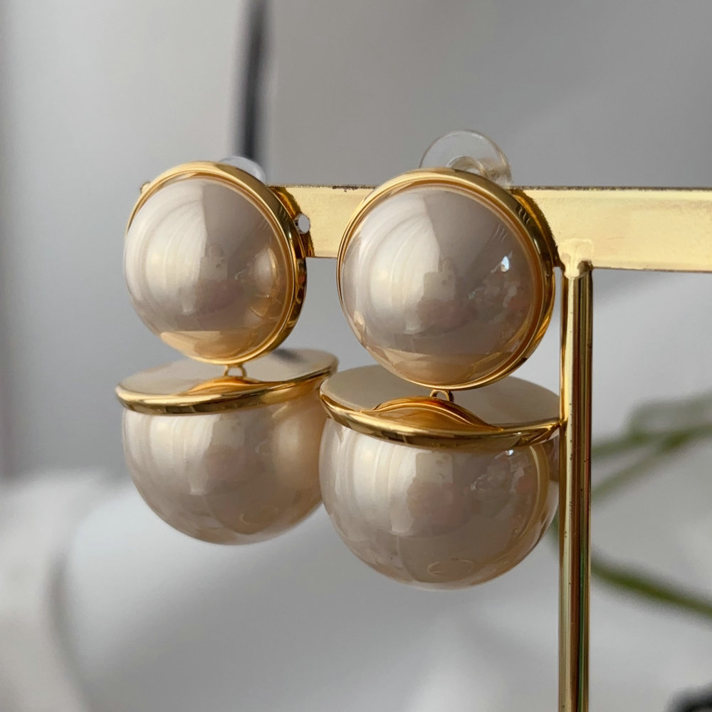 Chunky pearl earrings