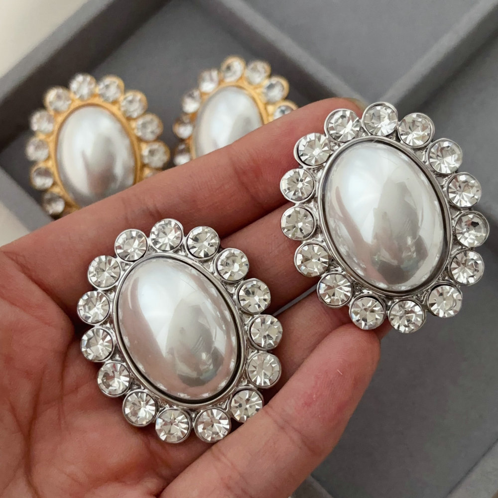 Oval pearl earrings
