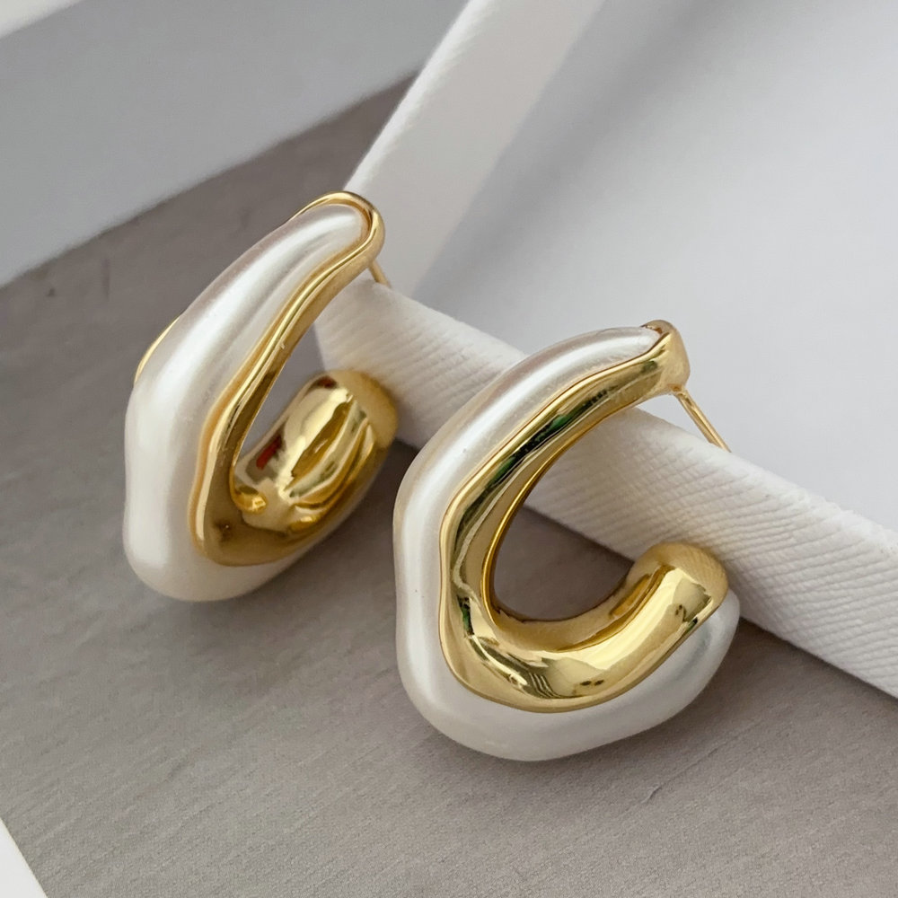 Oval pearl earrings