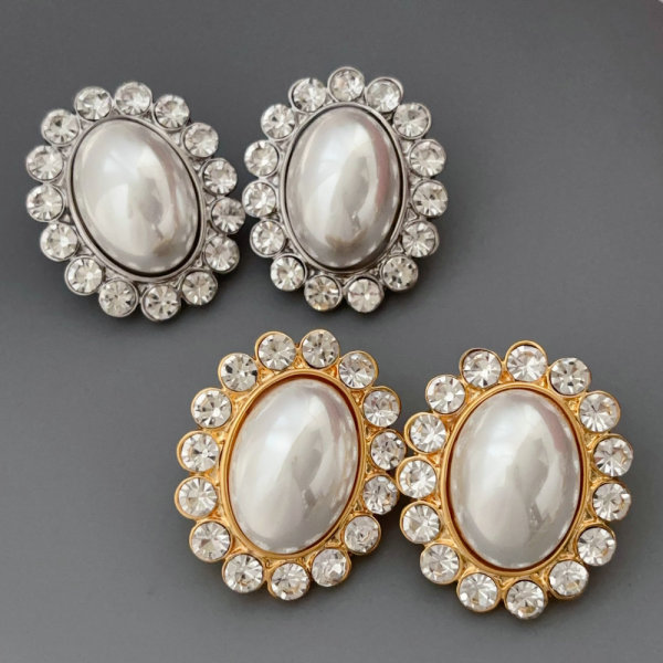 Oval pearl earrings
