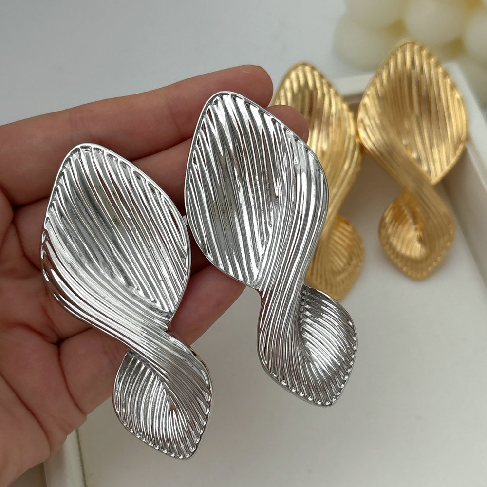 Metal leaf earrings