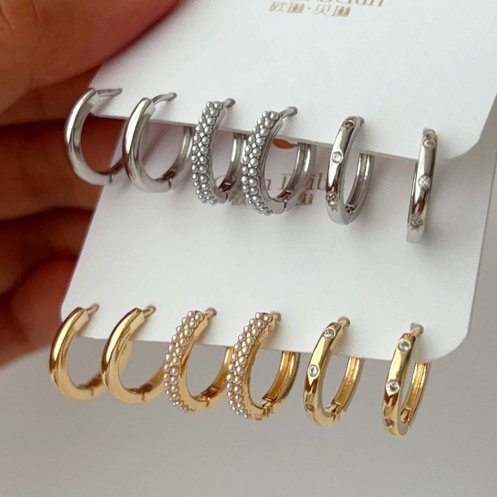 Set pearl earrings