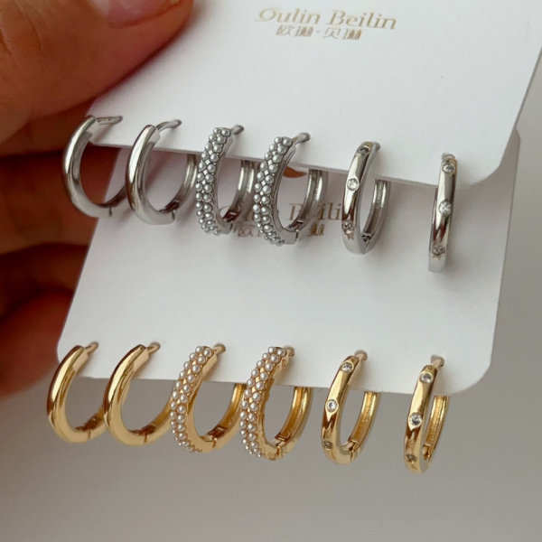 Set pearl earrings