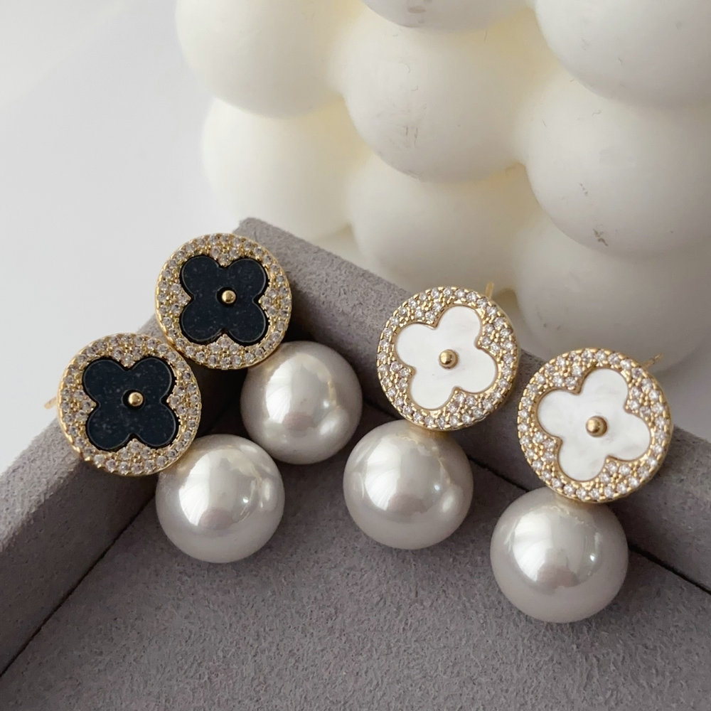 Pearl clover earrings