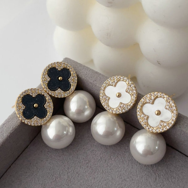 Pearl clover earrings