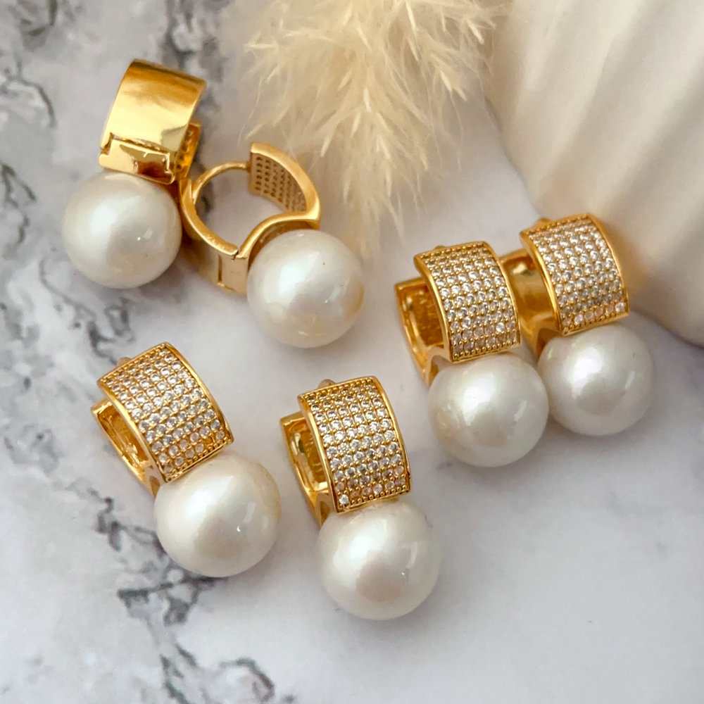 Simple pearl earrings