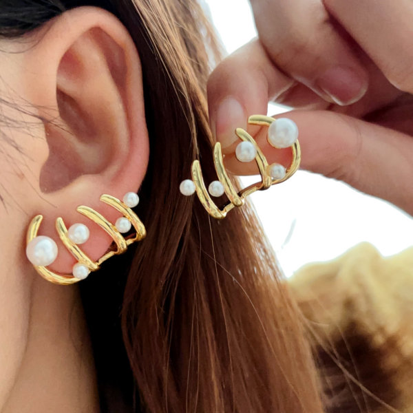 Fashion pearl earrings