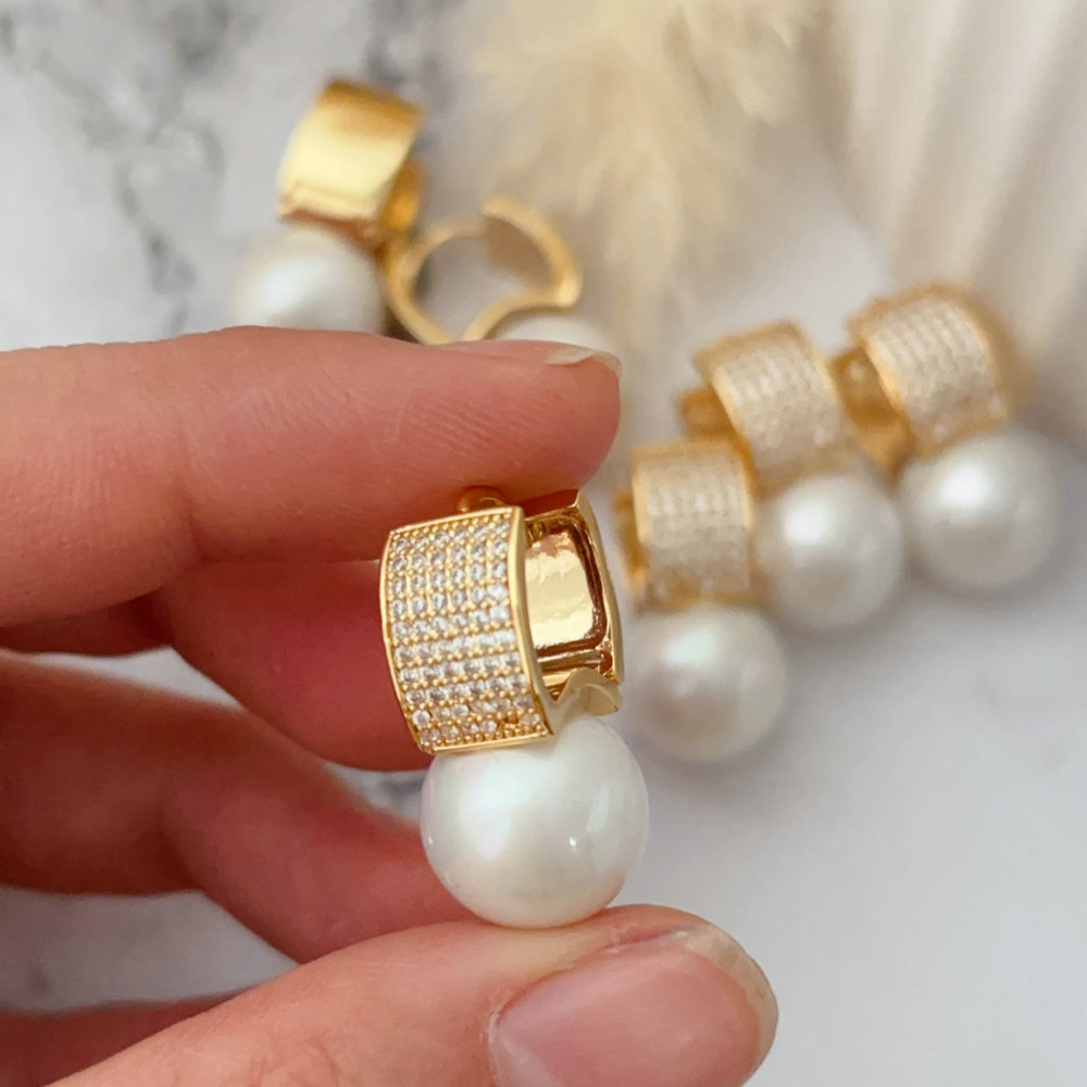 Simple pearl earrings