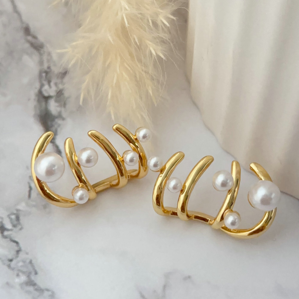 Fashion pearl earrings
