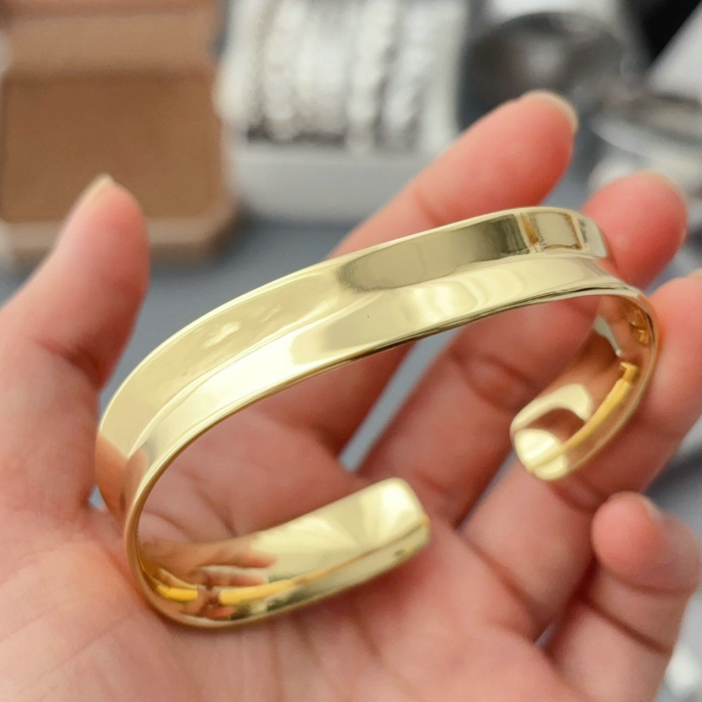 Metal fashion bangle