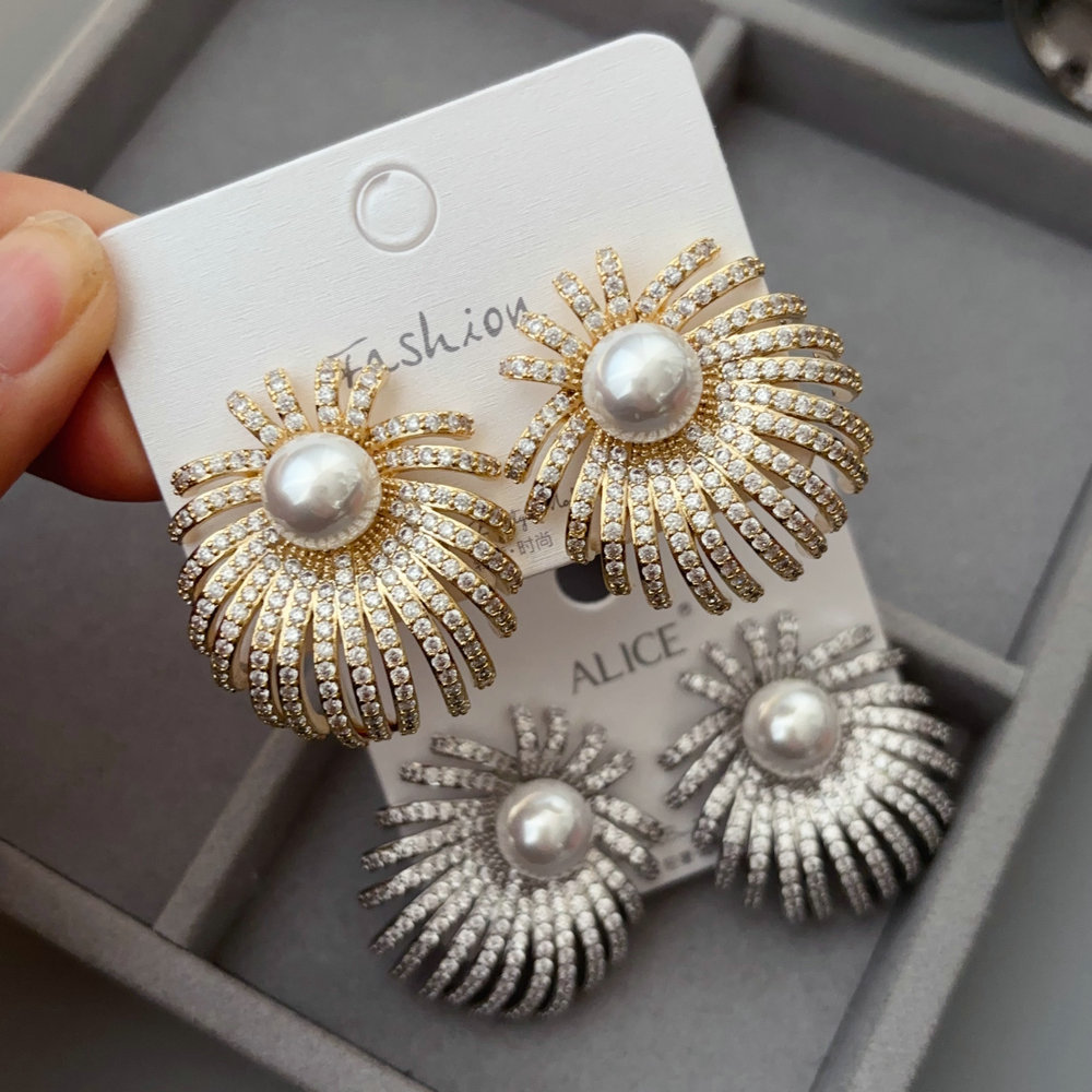 Pearl shell shape earrings