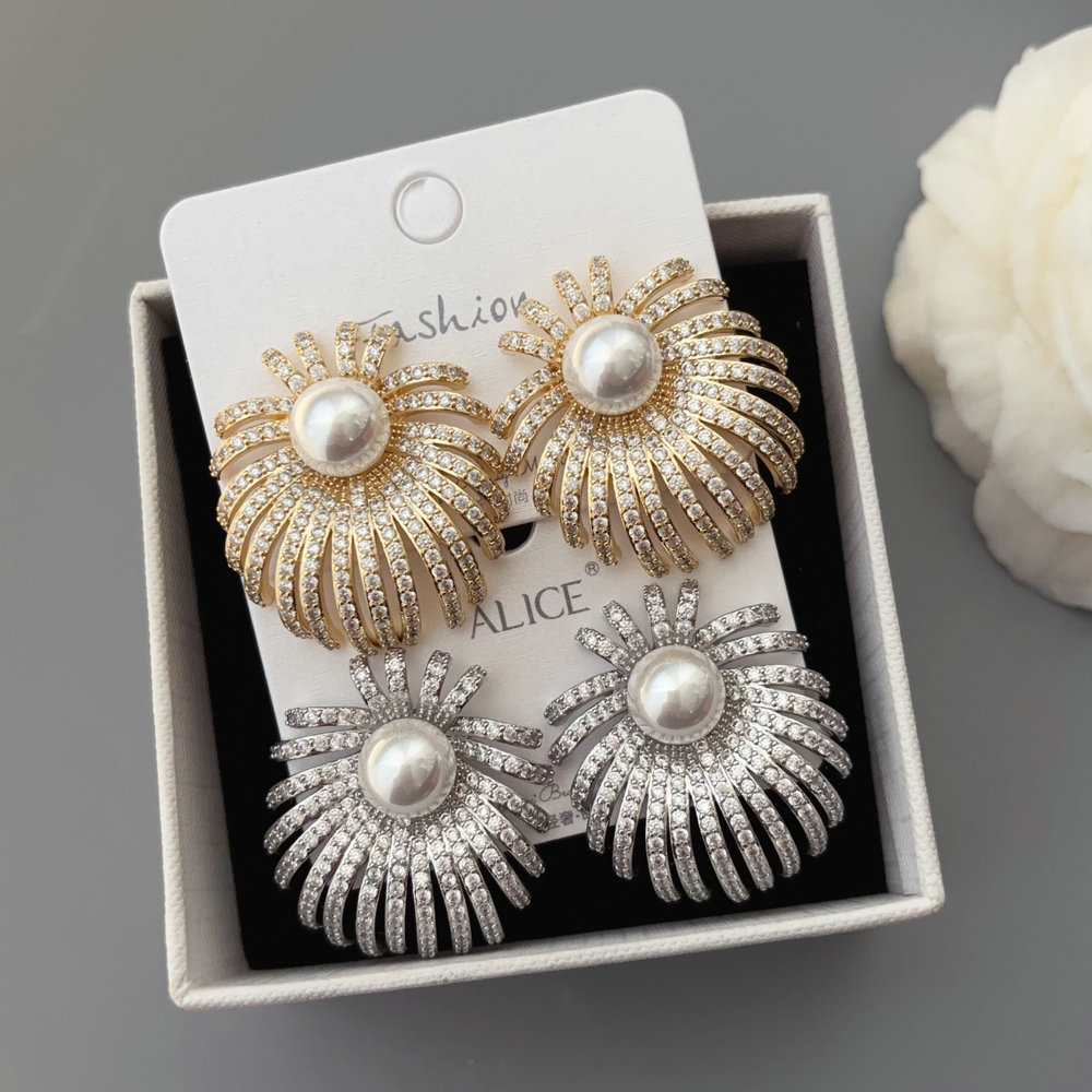 Pearl shell shape earrings