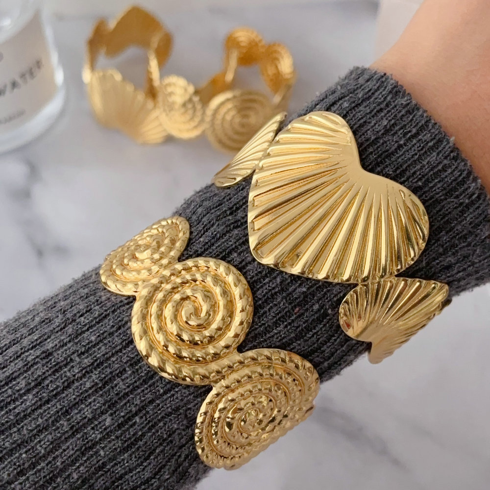 Metal chunky snail heart bangle