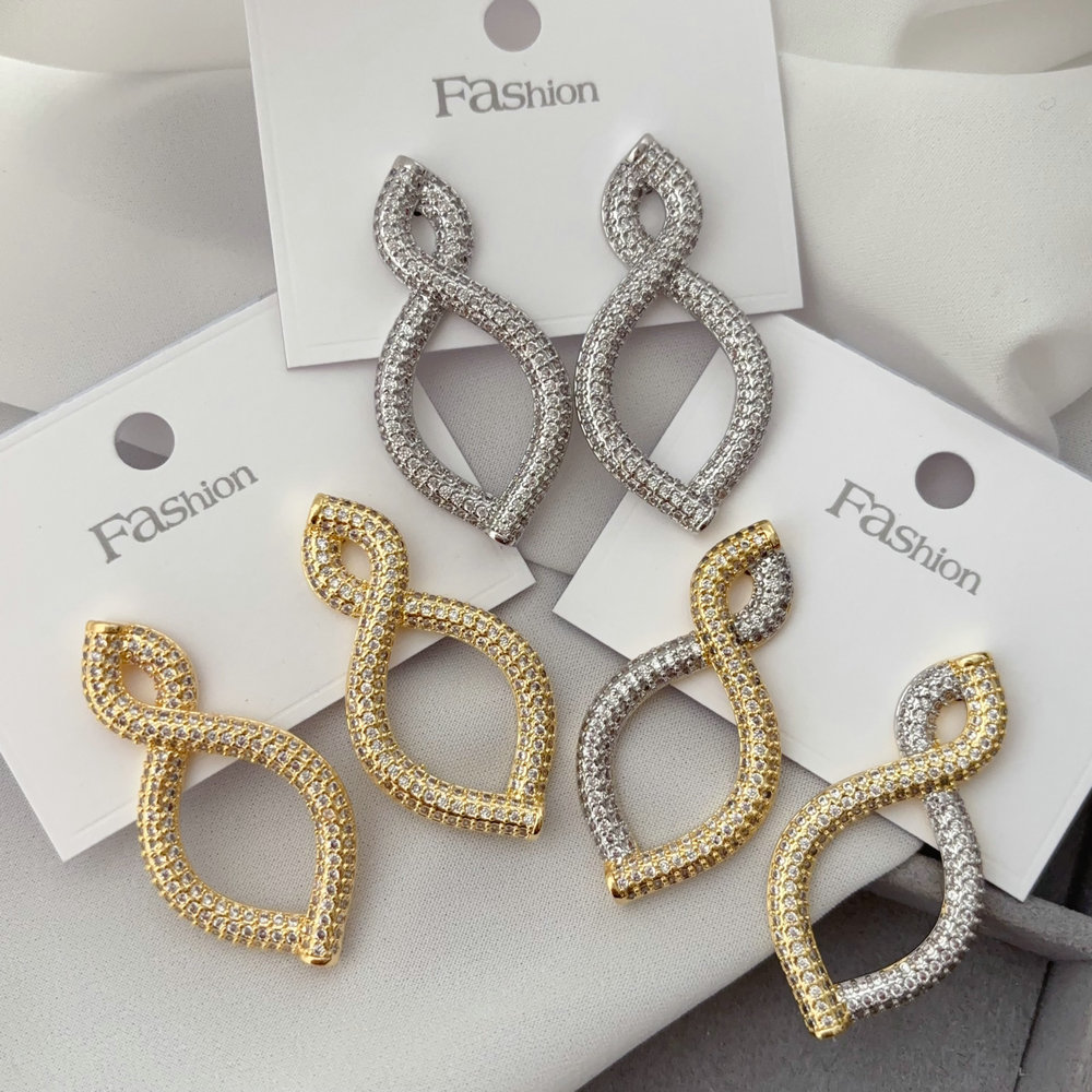8 shape earrings