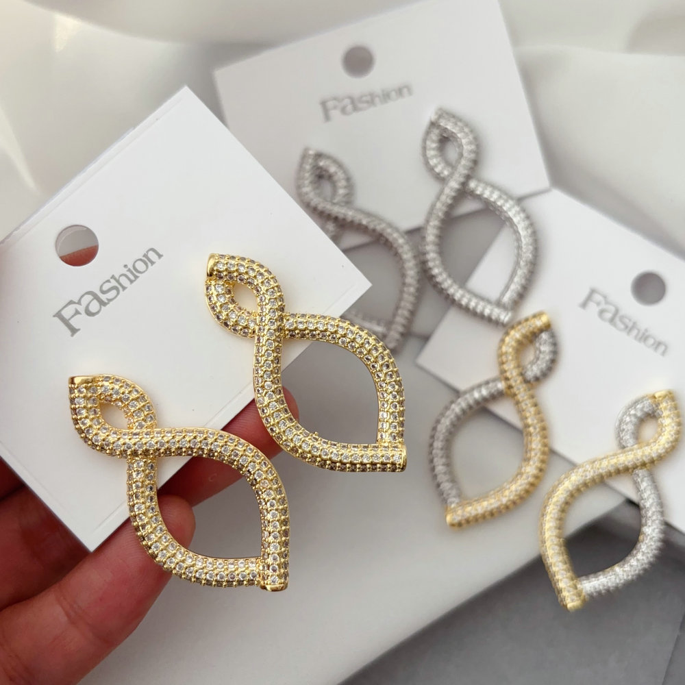 8 shape earrings