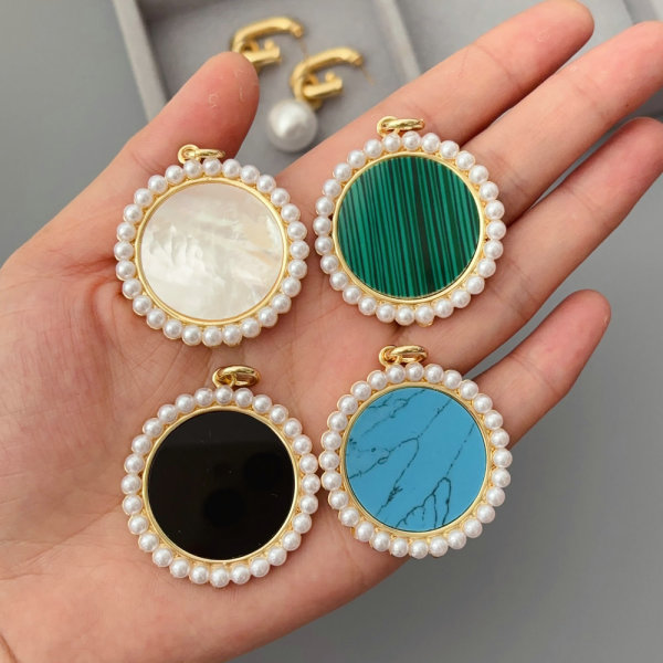Round shape shell pendant