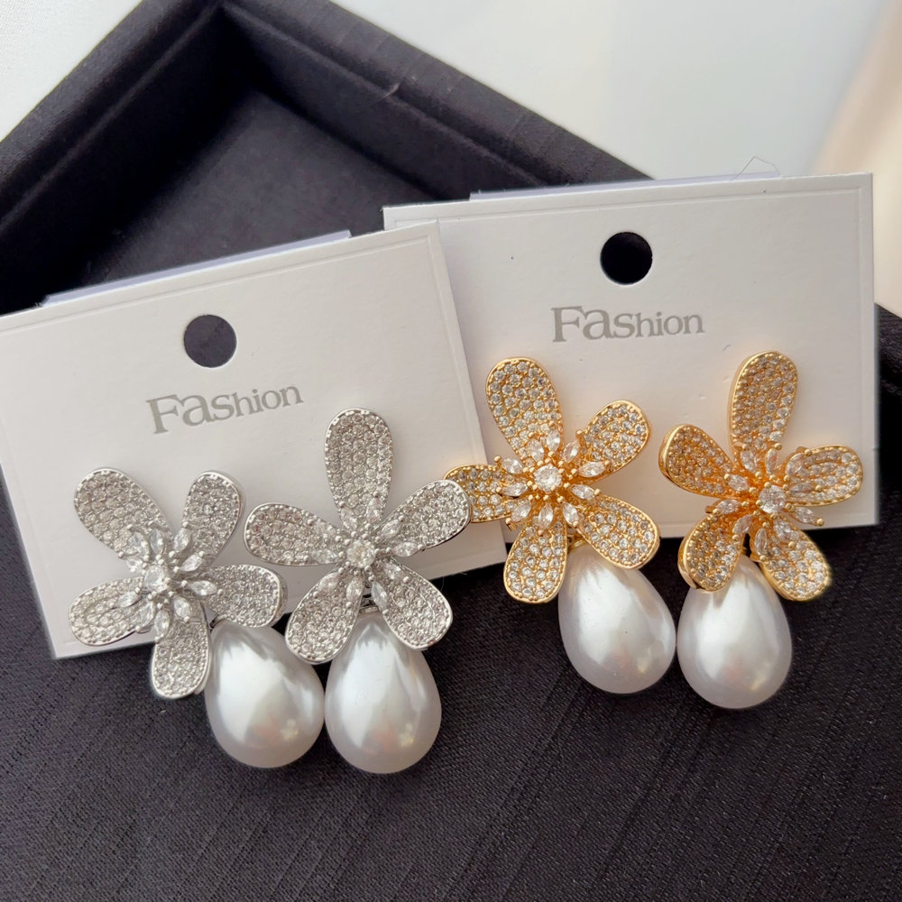 Pearl flower earrings