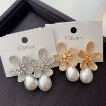 Pearl flower earrings