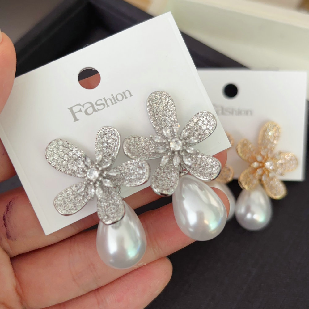 Pearl flower earrings