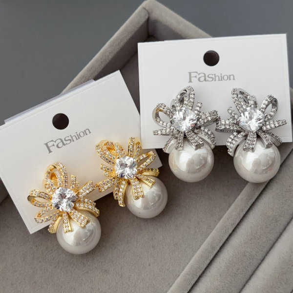 Pearl flower earrings