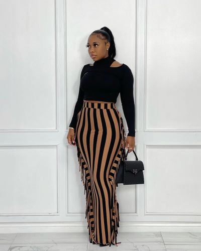 Fashion skirt with fringed stripes on both sides