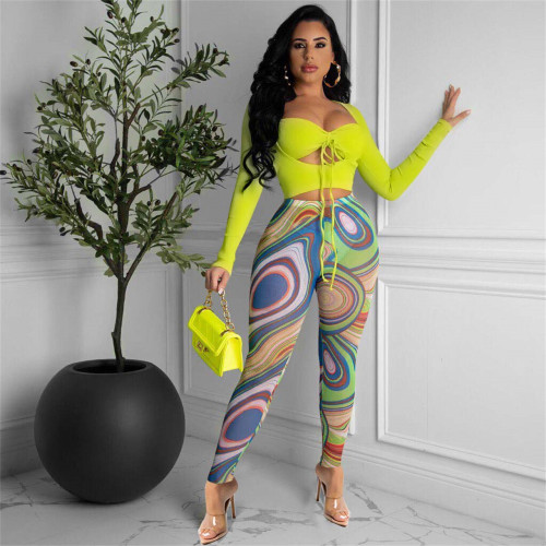 Two-piece suit of solid color blouse and net gauze printed trousers