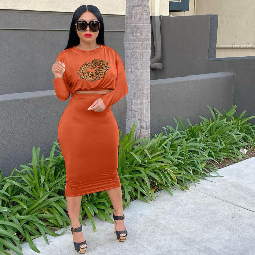 Solid color T-shirt with shoulder pads and one-step skirt two-piece skirt suit
