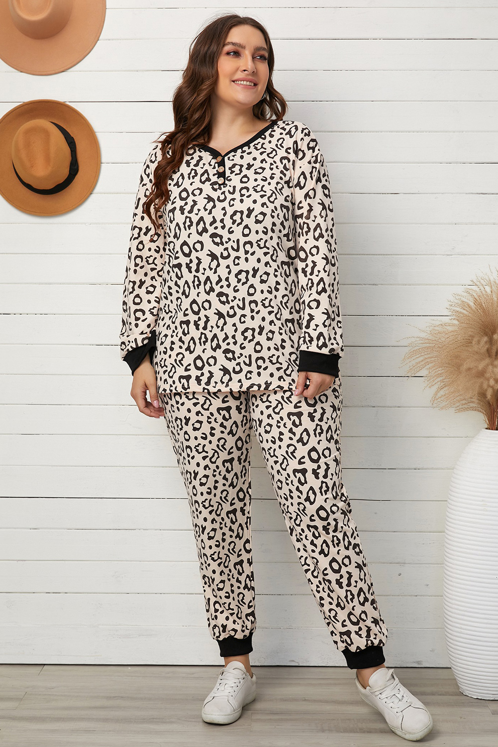 US$ 25.19 - Leopard Plus Size V Neck Top And Sweatpants Lounge Set -  m.